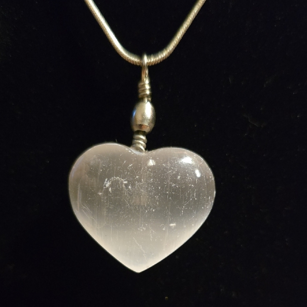 Chic Heart Pendant Necklace in Silver